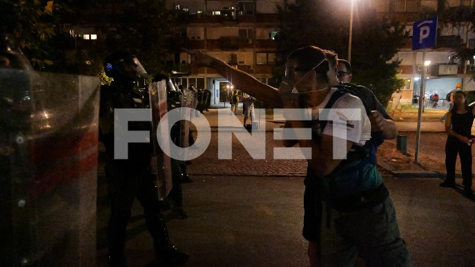 Policija potiskuje građane